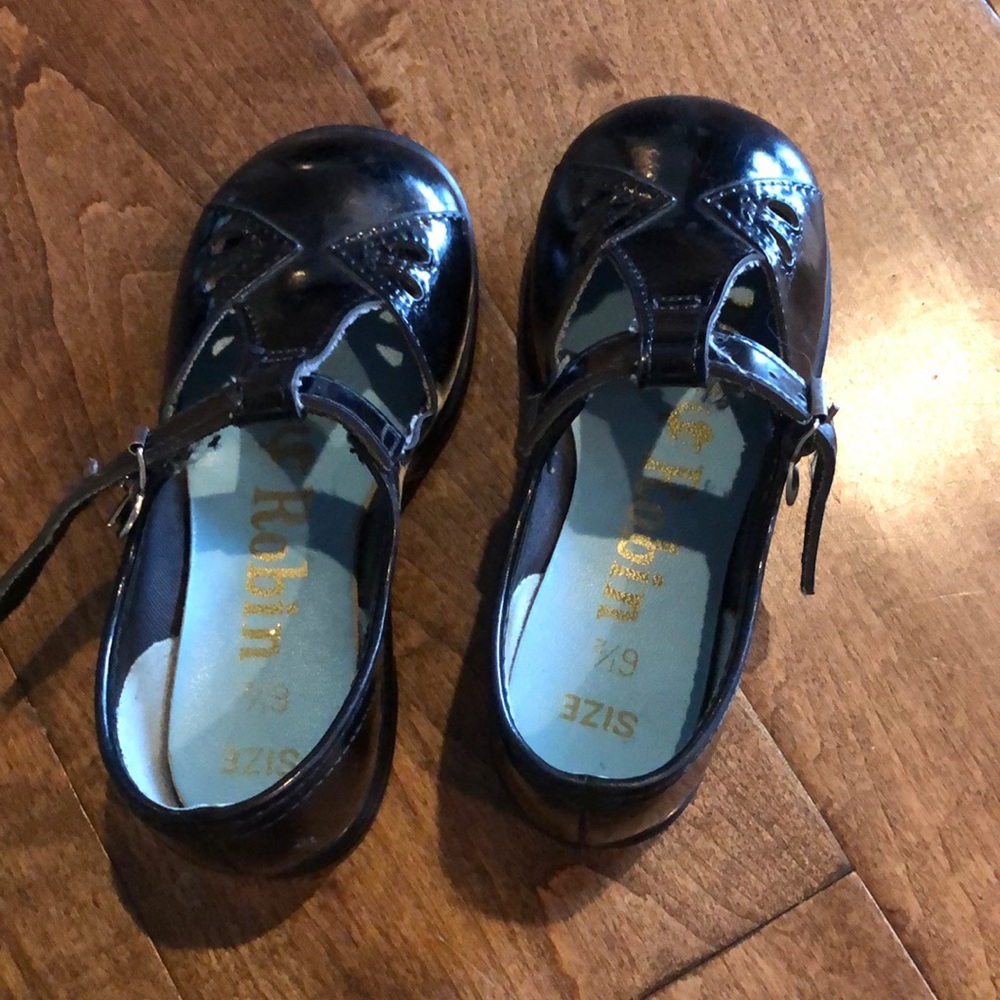 Beautiful patent leather shoes for a little one. Made In USA. Size 6.5 toddler